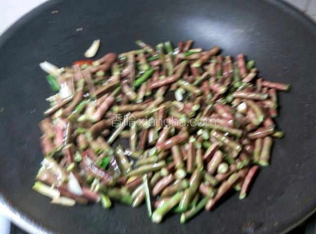下豆角，大火翻炒，两个红辣椒可以跟豆角一起下锅，