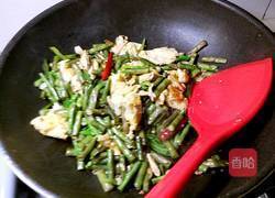 鸡蛋搭配紫豆角的做法图解13