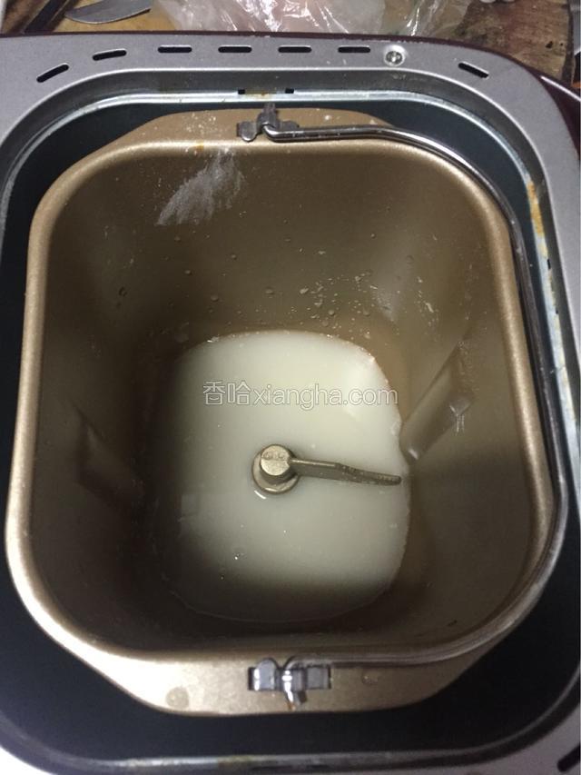 酵母粉先用温水化开，一定要是温水，太热了不行