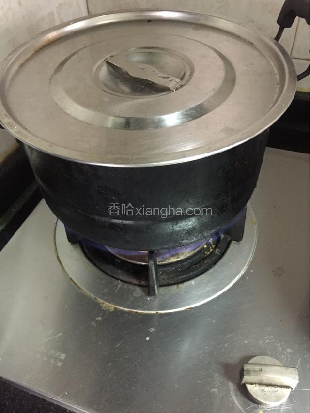 锅里装水，放入蒸格，放入油纸