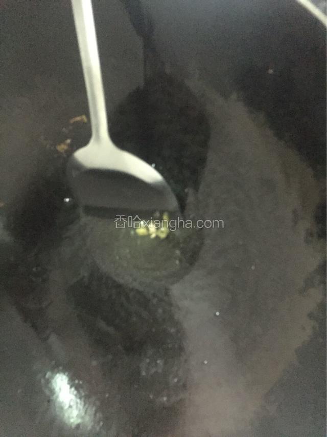 锅中烧油