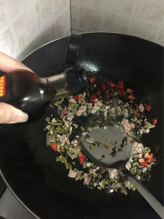 倒入食材，加入少许酱油调色，我觉得泡菜和芽菜有盐味了，不用加盐了