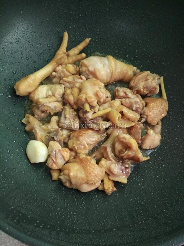 热锅放油下大蒜爆香，再下鸡肉翻炒出部分油