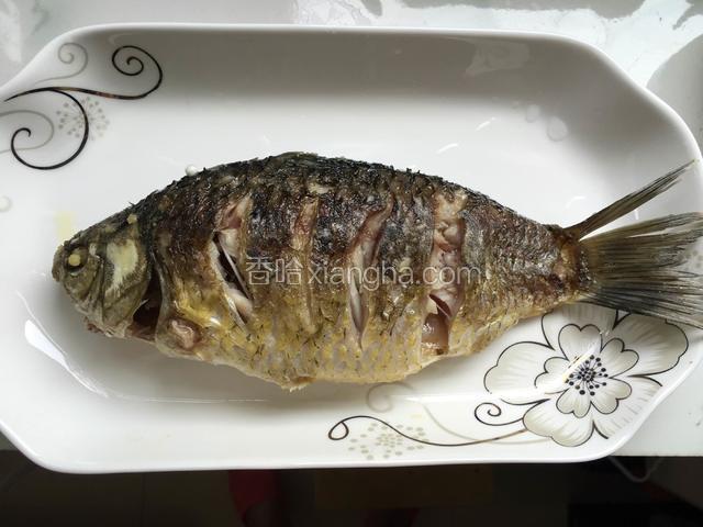 两面都煎金黄了盛出。