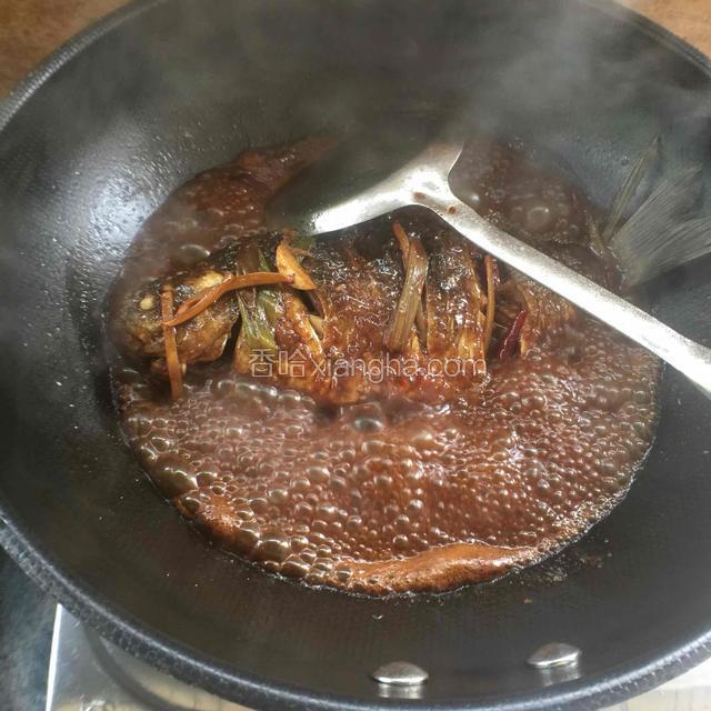 十分钟后汤汁收的差不多了，加入少许的盐，鸡精，关火。