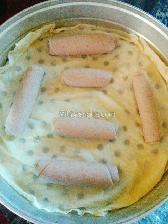 把卷子生坯，放入蒸笼里