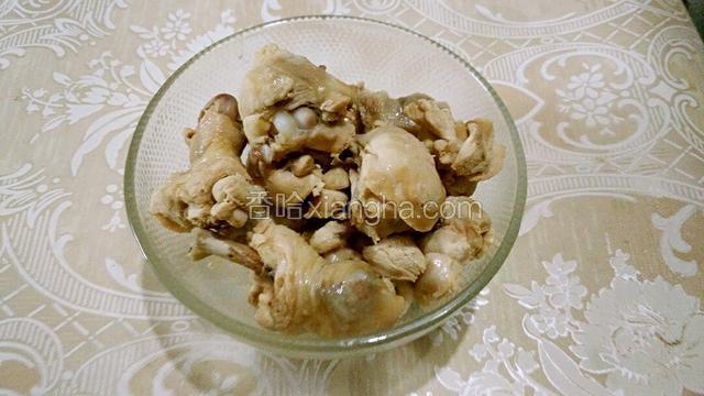 把煮好的鸡腿块沥干水   放入碗里备用（一定沥干水）