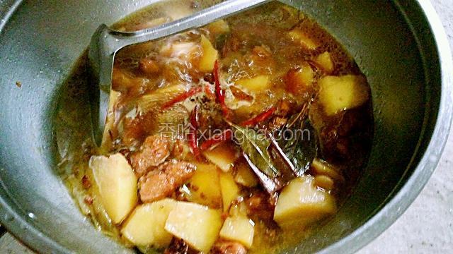 调味品全部加完后   锅里加入适量的热水（热水没过食材就可以了）锅开后转小火炖30分钟