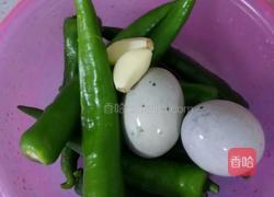 青椒炒皮蛋的做法图解1