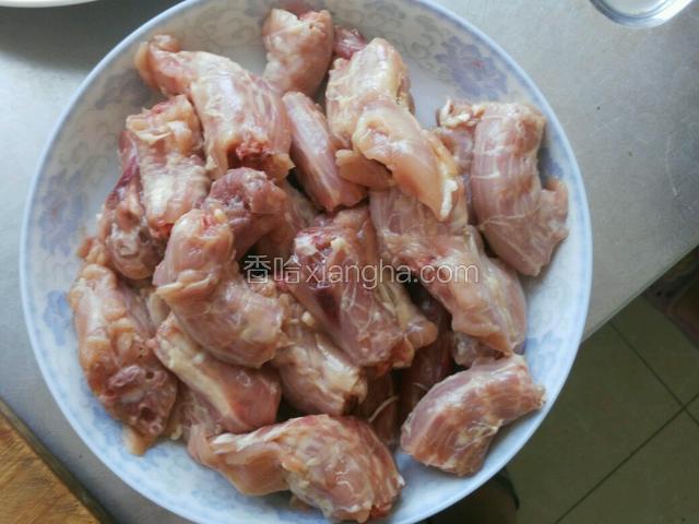 将鸡脖去掉肥油，切成段