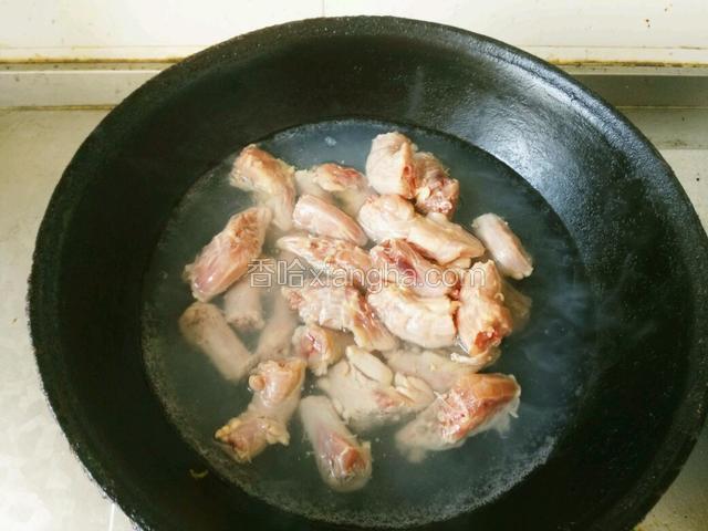 锅内烧开水，鸡脖下锅，水开后焯3分钟