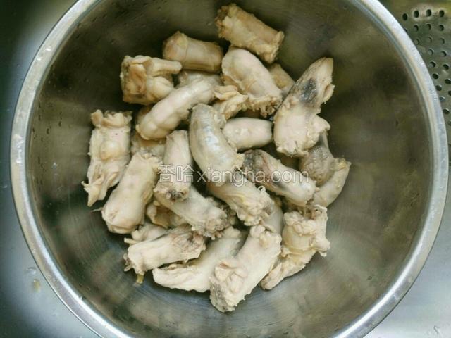 出锅洗净浮沫，控干水份