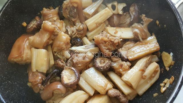 再倒入莲藕冬菇，放入适量料酒和盐一起翻炒至干水；