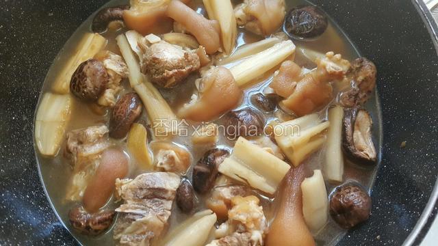 加入适量水，盖上锅盖熬制20分钟左右；