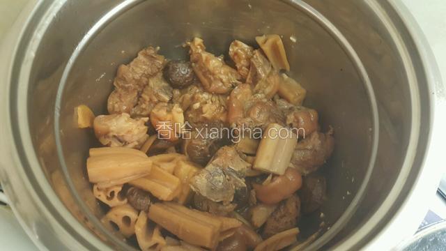 再到入高压锅或电饭煲熬45分钟即可；