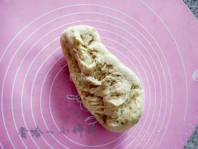 混成面团，提到案板上，单手向前方轻摔，一开始面团还未起筋性，动作要轻