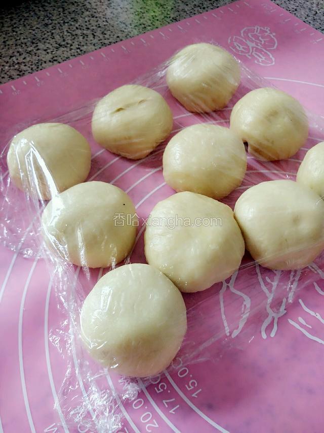将发酵好的面团分割成十份，每份55克，滚圆，盖上保鲜膜松弛10分钟