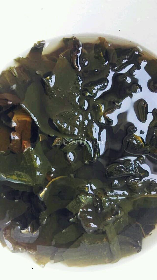 海木耳用温水泡发洗净备用