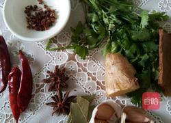 胡萝卜腐竹煲牛腩的做法图解1