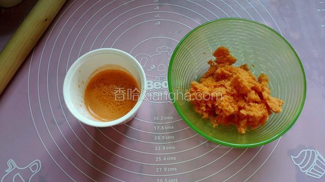 胡萝卜去皮洗净用原汁机打成汁，胡萝卜糜留做拌馅用。