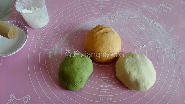 面团发好后拿出分别揉一下。