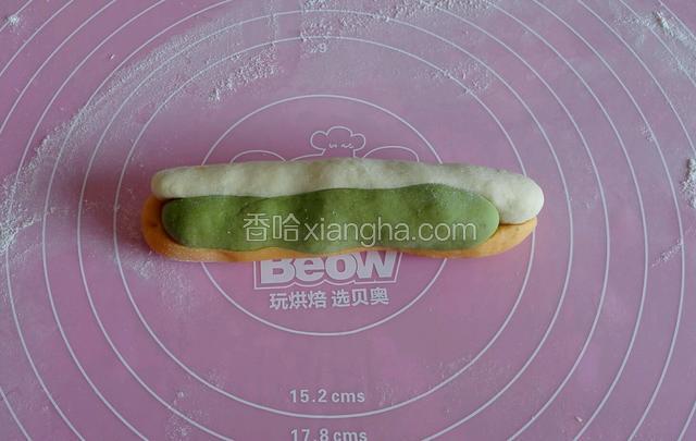 三个面团分别搓成条压在一起再搓成长条。