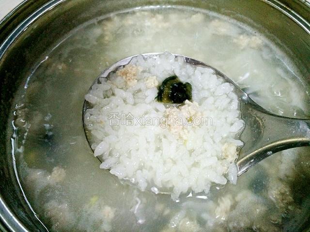 加入姜丝、肉末、皮蛋丁。
