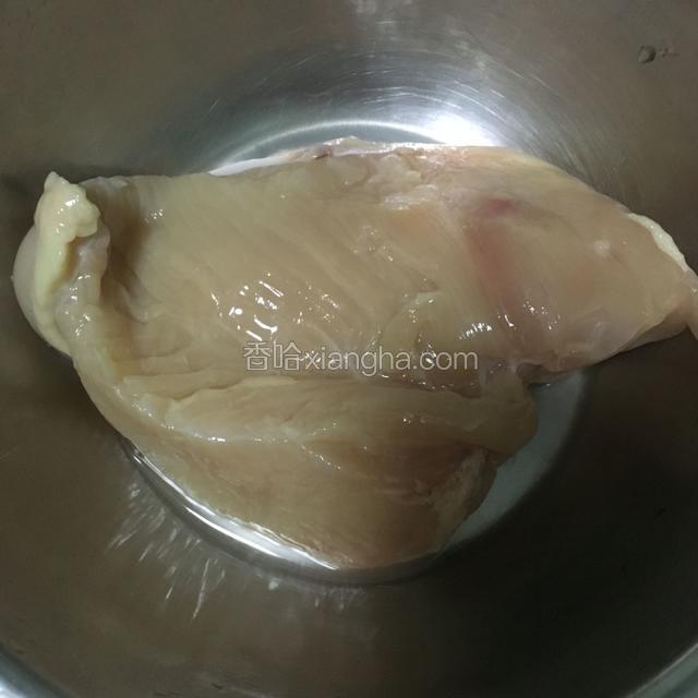 鸡胸洗净，过血水