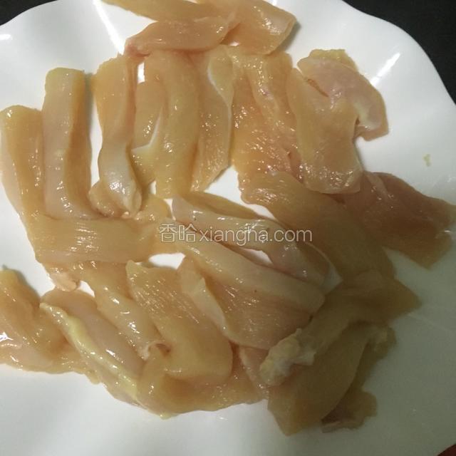 将鸡肉切成小条状