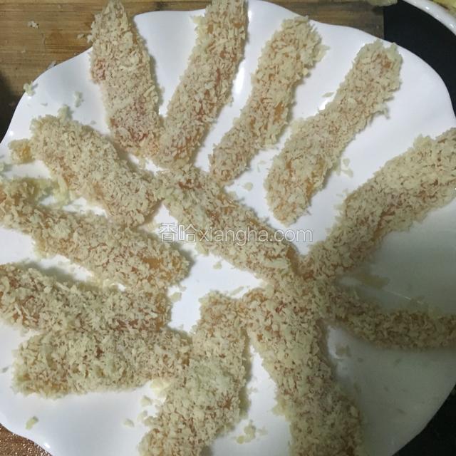 将腌制好的鸡柳沾好面包糠