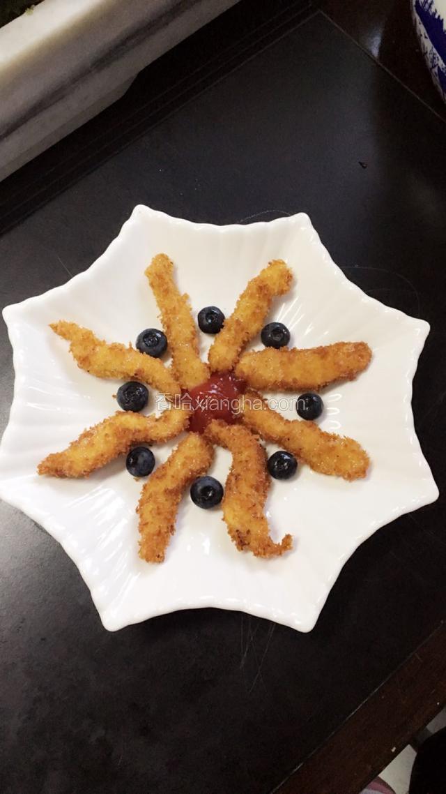 油炸后将油淋干，摆盘