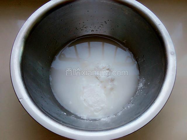 将100克清水倒进淀粉里搅拌均匀