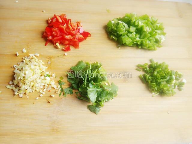 青红椒切丁、香菜切段、姜蒜切末、葱切葱花。