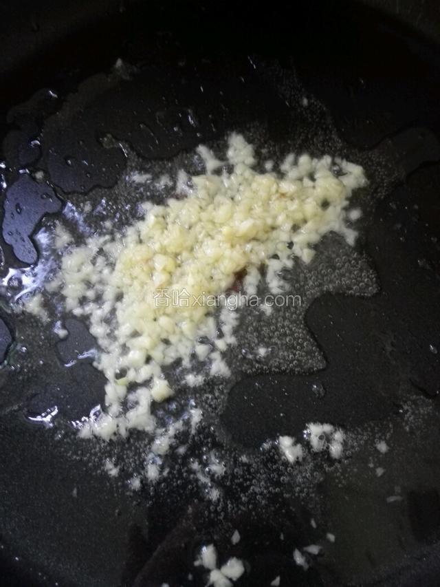 用平底锅把油烧热，放下蒜蓉爆炒出香味。