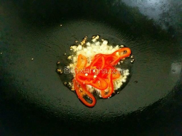 将锅烧热，锅热后放入油，油热后放入大蒜末,姜末,红椒爆一下锅后倒入小碗中。