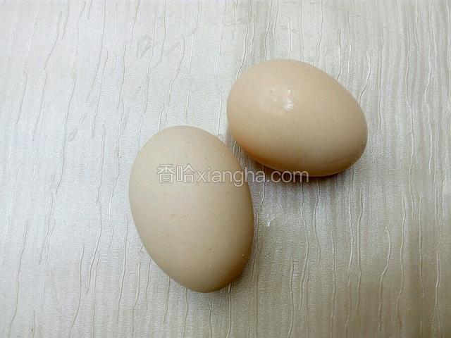 准备新鲜鸡蛋两个。