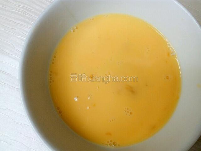 把鸡蛋打烂去壳，按同一方向打发鸡蛋成浆状备用。