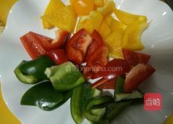 彩椒炒鸡肉的做法图解1