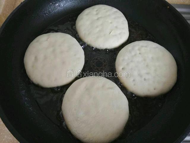 热锅放油下饼