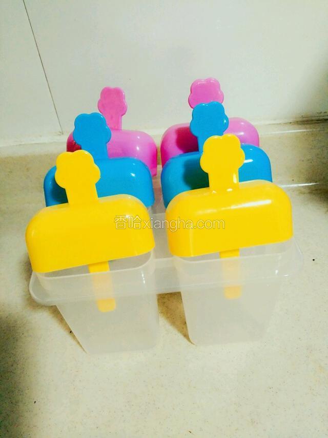 把模具洗好，沥干水备用。