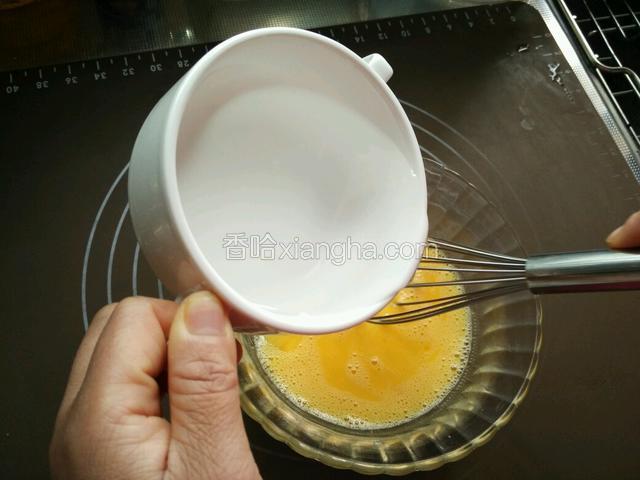 将放温的淡盐水缓缓倒入蛋液中，边倒边用蛋抽混合均匀，多搅几下，混合均匀些