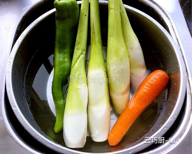 将食材清洗干净，茭白的叶子去掉、胡萝卜去皮去根，青椒去蒂去籽。