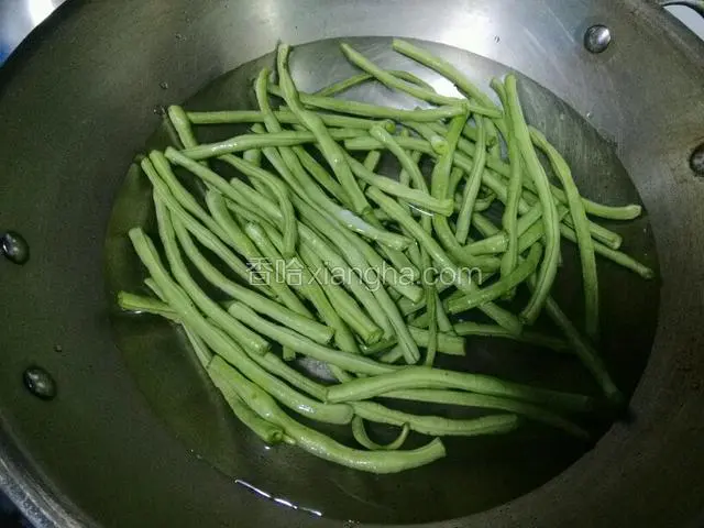 锅里放适量的水，豇豆入锅放少许盐煮4~5分钟就熟了。