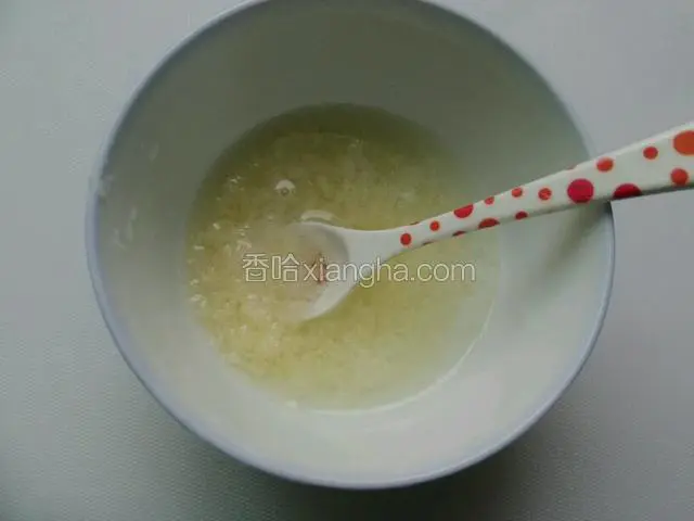 加少许凉开水搅拌均匀