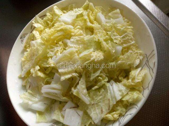 白菜切小块  放入锅中加少量油大火轻炒一分钟