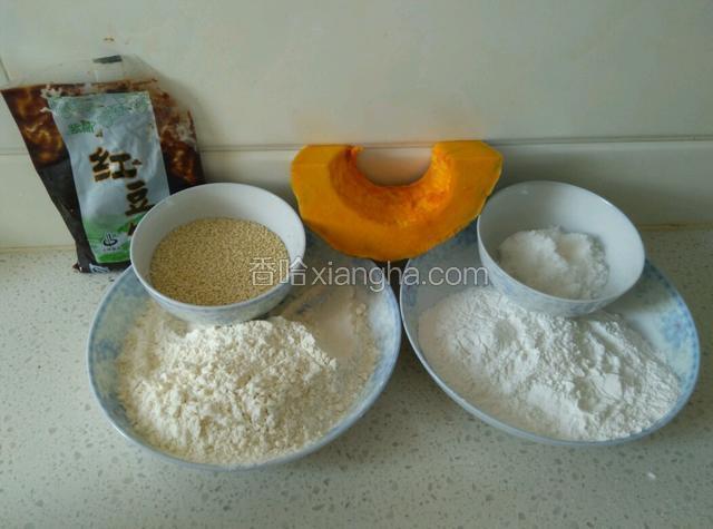 准备食材，南瓜，面粉，糯米粉，白糖分别称重