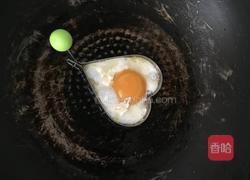 爱心煎蛋的做法图解3