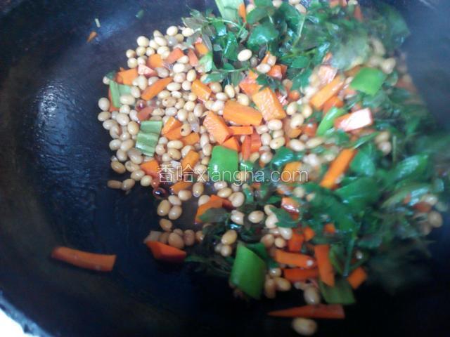 黄豆炒熟后放入花椒芽和胡萝卜青椒丁翻炒均匀