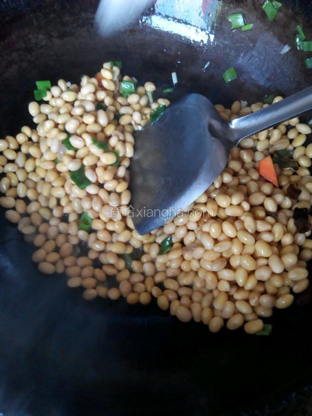 倒入泡发好的黄豆开始翻炒