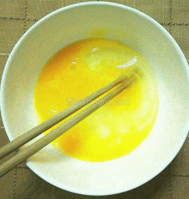 用筷子搅拌均匀，也可以用打蛋器。